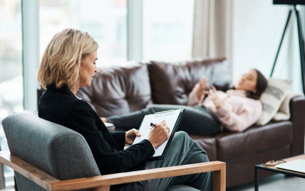 2.ansiedad y depresión. Mujer acostada en un sillón hablando con su paciente