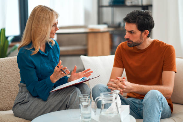 3.estrés laboral. Una psicóloga hablando con un hombre.